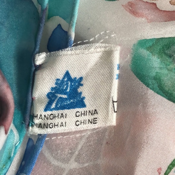 VTG  Custom-printed  and  hand-rolled 100% Silk Gorgeous Oblong Scarf - Picture 7 of 16